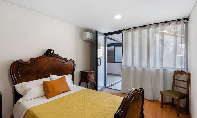 Rossas Apartment | Room 'Quarto 2' with Mountain View, Wi-Fi and Air Conditioning