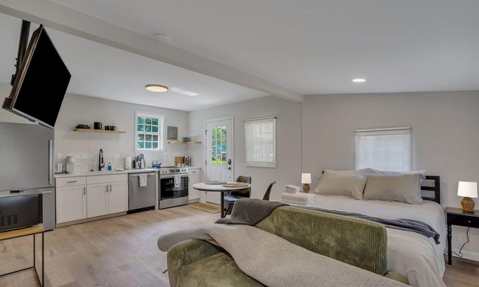 Manning Cottage | Cypress Cottage - Cozy Lake Getaway