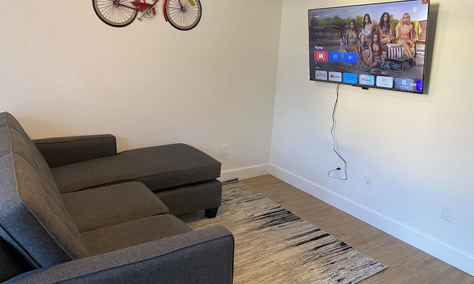 East Newton North House | Spacious 3-bedroom Suite in fabulous Surrey Wi-Fi, EV Charging, Basketball Court