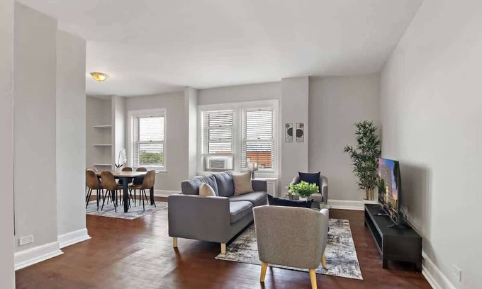 Hyde Park Apartment | Sleek & Spacious 3BR Apartment