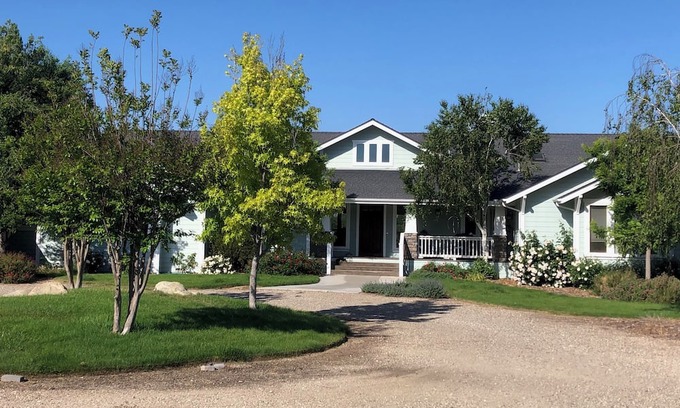Santa Ynez House | 5-bedroom ranch house on 5 acres with Mountain views in adorable Santa Ynez