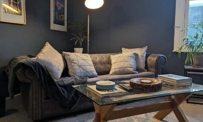 City Centre Apartment | Central Stratford. A stunning place to be that offers lots too do. With parking.