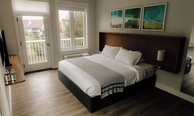 Elk Rapids Apartment | Guestroom - 1 King Su