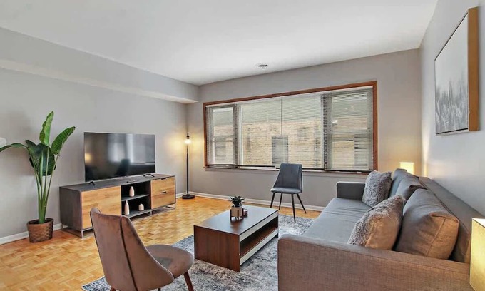 Evanston Apartment | Prime 2BR Chicago Apartment