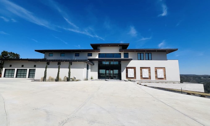 Greenshores House | New Lake Estate: Pickleball, Tennis, Pool on site. Great for SXSW, ACL, F1, Golf