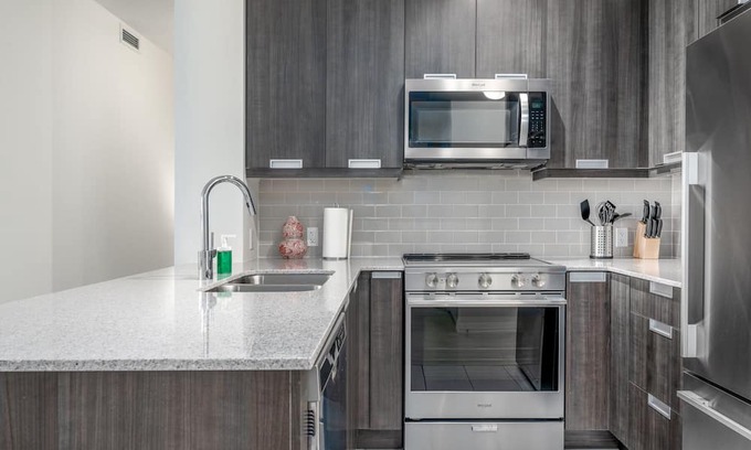 Hurontario Apartment | 2+DEN, 2 BATH, PARKING, HIGH FLOOR WITH VIEW