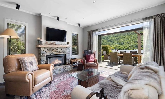Arrowtown House | Luxury Away - Arrowbrae-Fireplace-Free Parking-BBQ