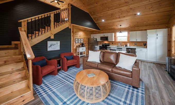 Jamestown Cabin | HOT TUB~Dog Friendly Cabin~Fishing~River boat ramp~20 Min to Lake Cumberland
