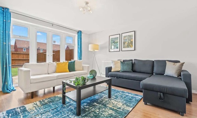 St Neots House | Stylish 4 Bedroom House in St Neots w Free Parking
