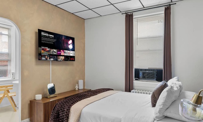 The Heights Apartment | Modern Studio + Free Parking Near NYC