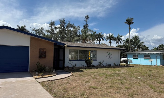 Fort Myers House | Charming 2-bedroom house with AC, WiFi in superb Fort Myers