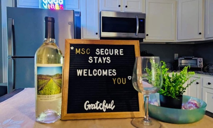 South Side Slopes Apartment | Modern 2-br apartment in Southside Flats PGH. Free WIFI, Free Coffee, Free Wine