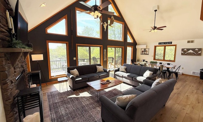 Albrightsville Ski Chalet | Lakeside Lookout Lodge - MASSIVE 6 BR Chalet w/Hot Tub Lake Beach Pool