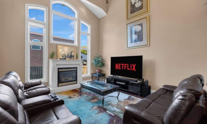 Alderwood House | 4BR - 10 Min to Downtown & Airport - Gym/Pool Table