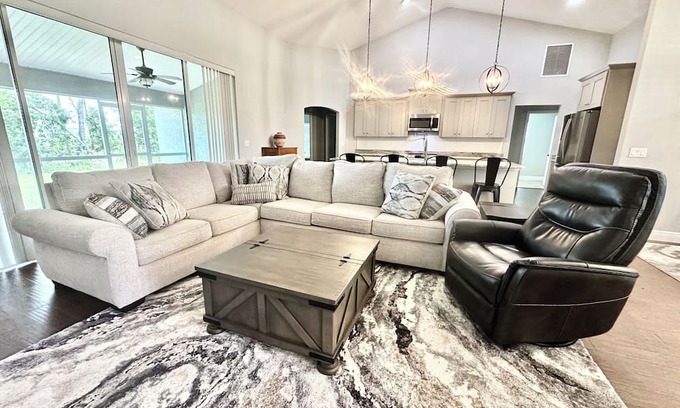Ocala House | Elegant Ocala Oasis! n3bd/2ba home in desirable centrally located neighborhood!