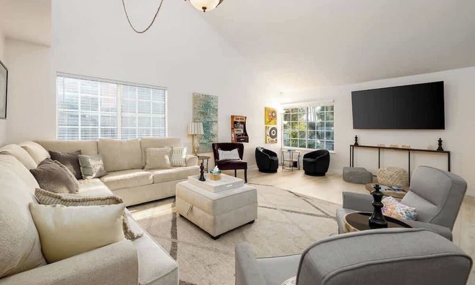 Rancho Bernardo House | 5 Bedroom Home With Firepit