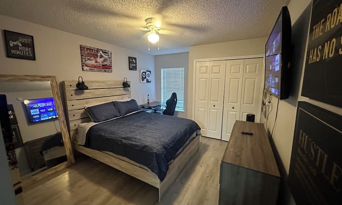 Westside House | Cozy room in brilliant Jacksonville with WiFi, AC