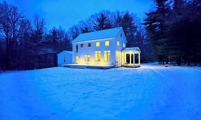 Stone Ridge House | Charming 3-bedroom farm house in peaceful Stone Ridge with Hot Tub & Bocce court