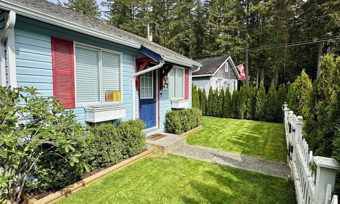 Cultus Lake House | Cultus Lake Blue Beach Bungalow
