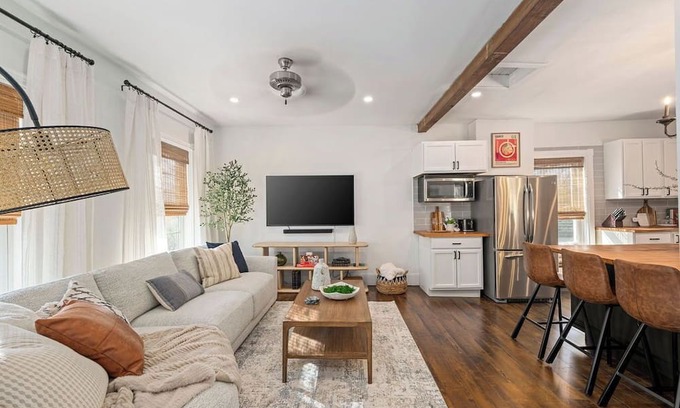 North London Apartment | Cozy Luxe Apartment Near Western & St. Joseph’s