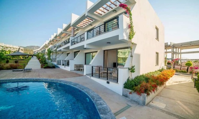 Bahceli Apartment | Modern studio: Relaxation with pool & sea view