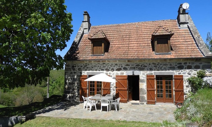 Saint Dezery Cottage | Characterful cottage with billiards, fireplace, enclosed garden, pets allowed