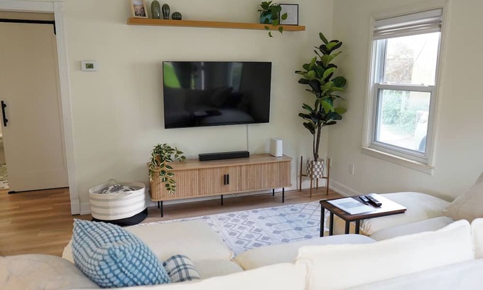 Plymouth House | Charming 2-bedroom house in Beautiful Downtown Plymouth - Wifi, washer/dryer