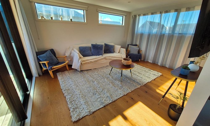 Lyall Bay House | Modern Large Family Home at Lyall Bay Beach