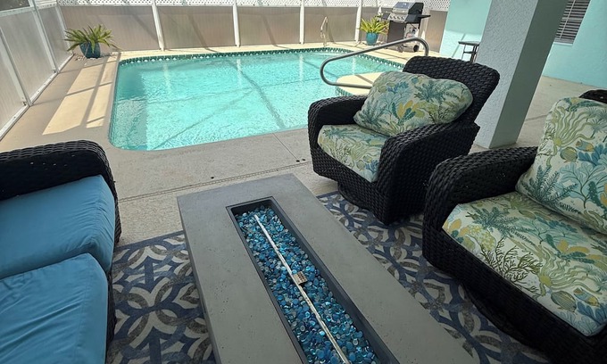 Harris House | Villa Sunshine: Elegant & Modern 4BR Pool House