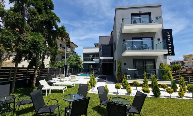 Paralia Ofryniou Apartment | LUXSUITES