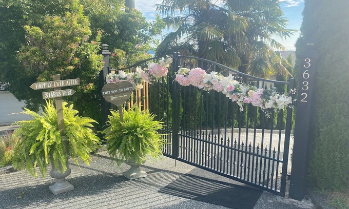 Chemainus Bed & Breakfast | Oceanfront, beach access Cozy bed & breakfast loaded amenities , Sunny Saltair
