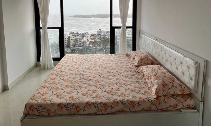 Versova Apartment | Chic 2-bedroom apartment in the heart of the City with Amazing Sea View
