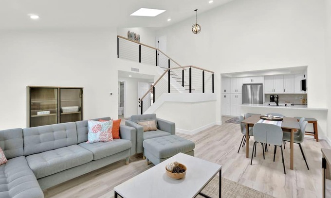 Woodbridge House | Woodbridge Beachy & Bright Townhome