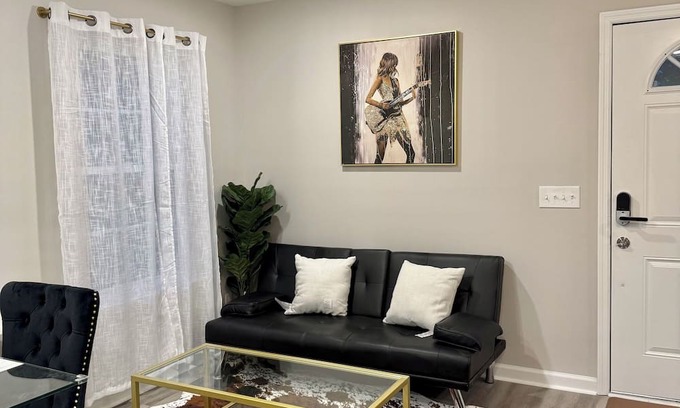Midtown Apartment | Mid-Town Cottage ~ Cozy Retreat