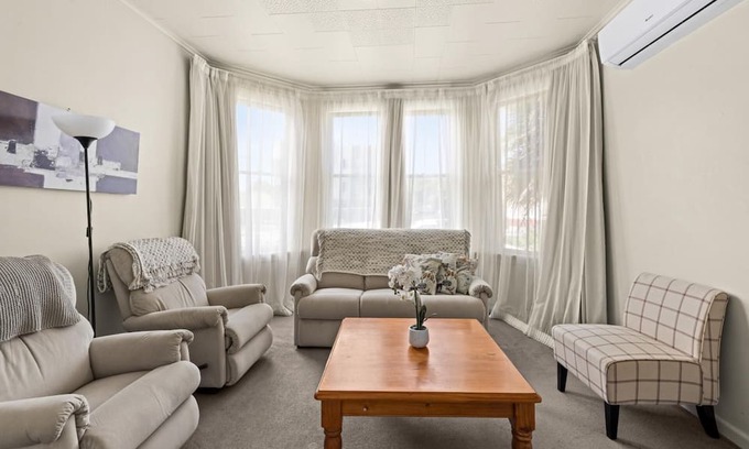 Napier Villa | Walk to shops, restaurants and marine parade, Mclean Park and bike paths.