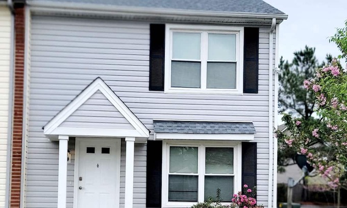 Northwest House | Lovely townhouse in enchanting Town Center Virginia Beach
