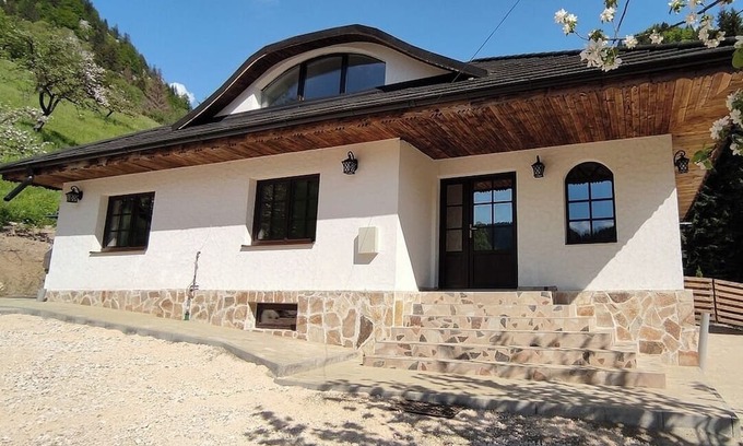 Moeciu de Sus House | Marvelous 4-bedroom house with WiFi in Moieciu de Sus, near Bran Castle
