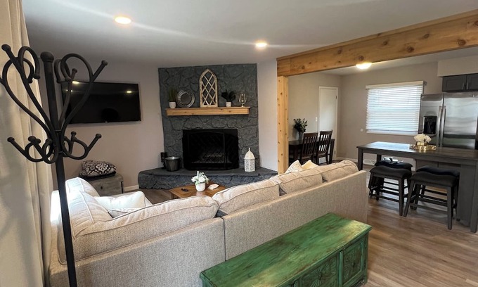 Eureka House | 4-Bedroom 2-Bath House Walking Distance to Eureka College