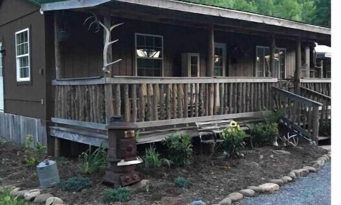 Elkins Cabin | Pioneer cabin in Bowden, Canaan Valley sleeps 8