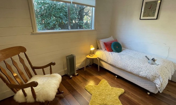Armidale Cottage | The Bower - peaceful and cosy in central Armidale