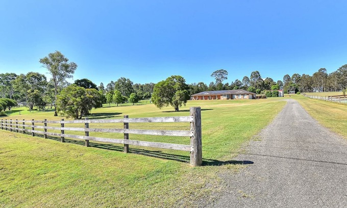 Branxton House | Hunter Valley Family Oasis - 5 bedroom House with Pool