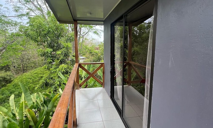 Canton Quepos House | Charming tinyhome with WiFi and AC in perfect Maritima- Sabalo