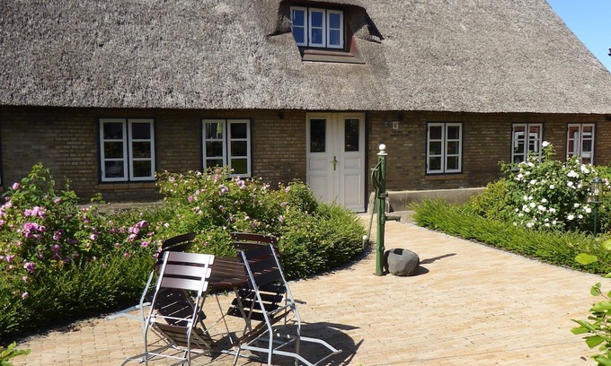Immenstedt Apartment | Koopmanns-Hus Extraordinary-Hyggelig-under a thatched roof for 2 persons