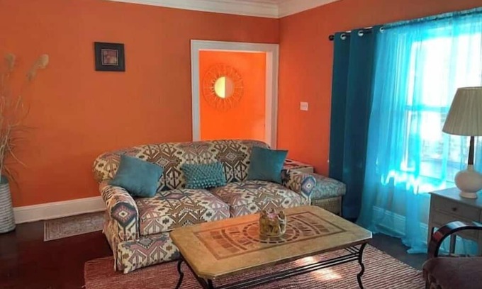 Cleveland House | House in the Hood 3-bedroom SE Cleveland with WiFi
