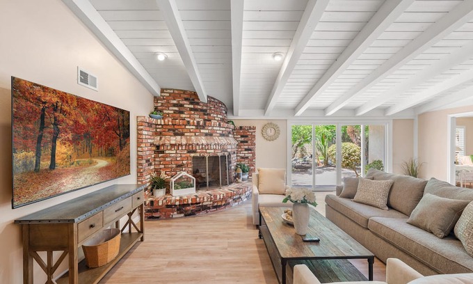 Bonita House | Spacious 6-Bedroom Retreat 、Close to LA Attractions 、BBQ 、Family-Friendly
