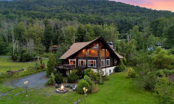 Hunter Cabin | Spacious 5-bedroom cabin with AC, WiFi in welcoming Lanesville