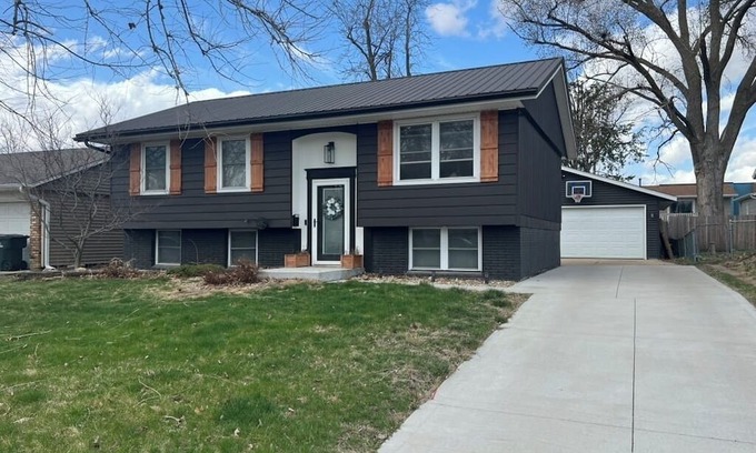 Cedar Rapids - Iowa City House | Executive, nursing & corporate travelers - 3br/2ba entire home close to highway!