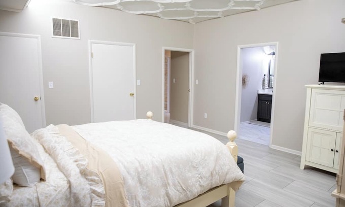 Terre Haute Apartment | Charming 2-bedroom apartment close to Universities in downtown Terre Haute.