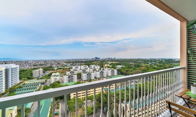Pinagsama Condo | Luxe Suite With 180° Stunning City Views