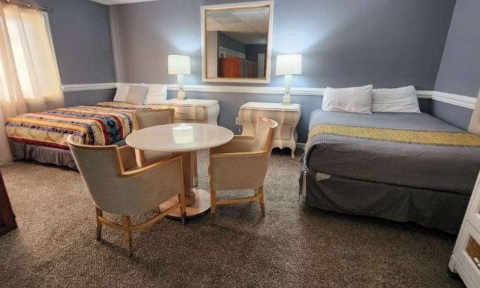 Memphis House | One of the Kind 10 BR, Estate Near Elvis Presley's Graceland, Sleeps Many.